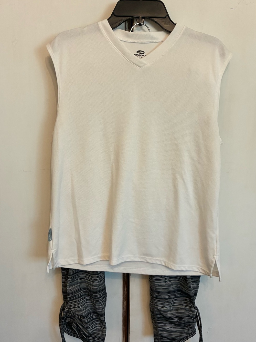 Brooks White Women's V-Neck Athletic Tank Top